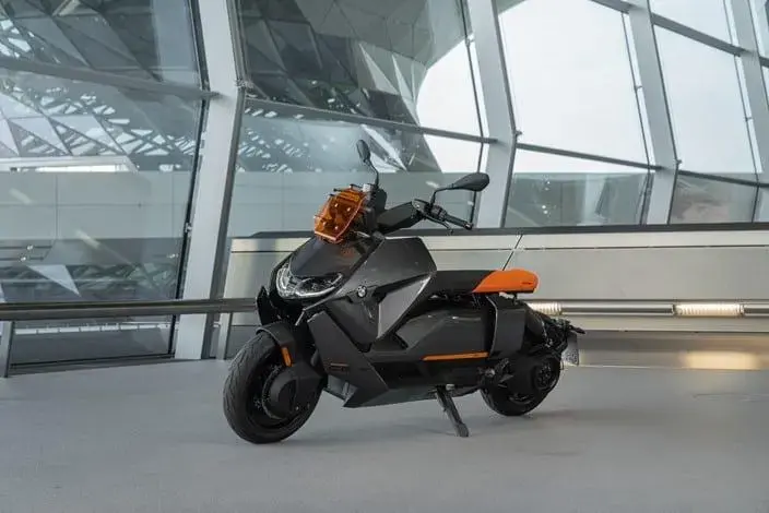 BMW lansează scuterul electric CE 04 cu design futurist