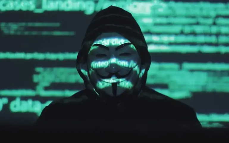 Anonymous atacă canalele de televiziune rusești pentru a difuza imagini cu războiul din Ucraina