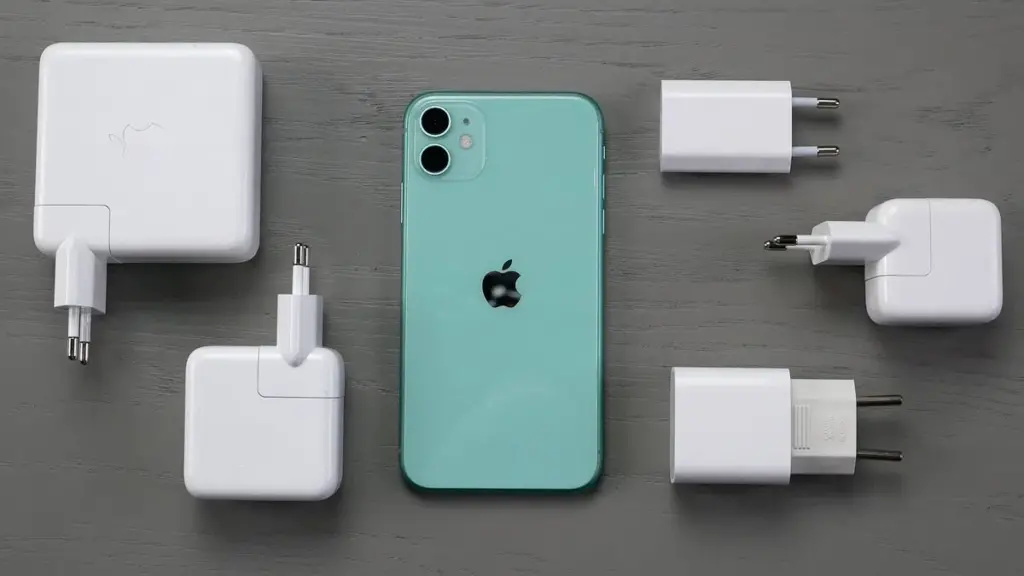 Apple realizează profituri record prin eliminarea accesoriilor din cutiile iPhone