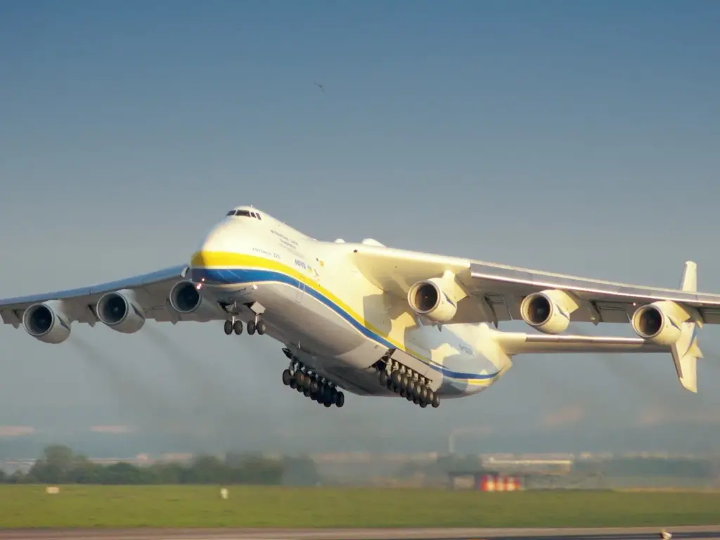 Cel mai mare avion Antonov AN-225 din lume a fost bombardat de armata rusă