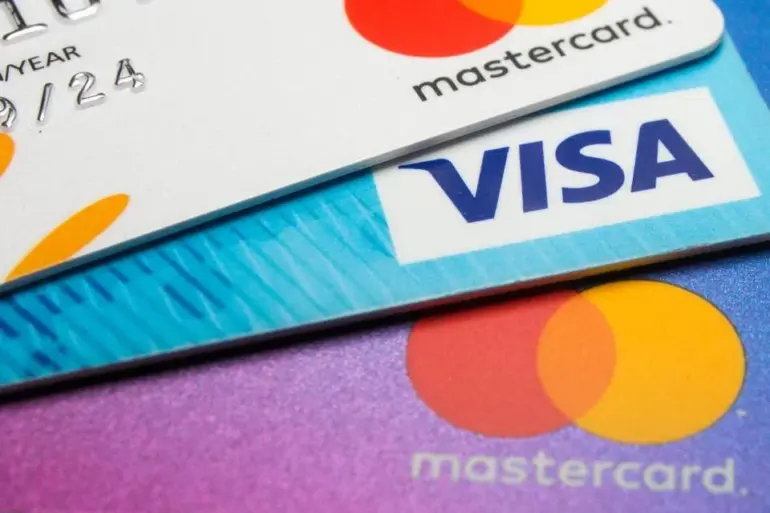 Visa și Mastercard își suspendă activitățile în Rusia