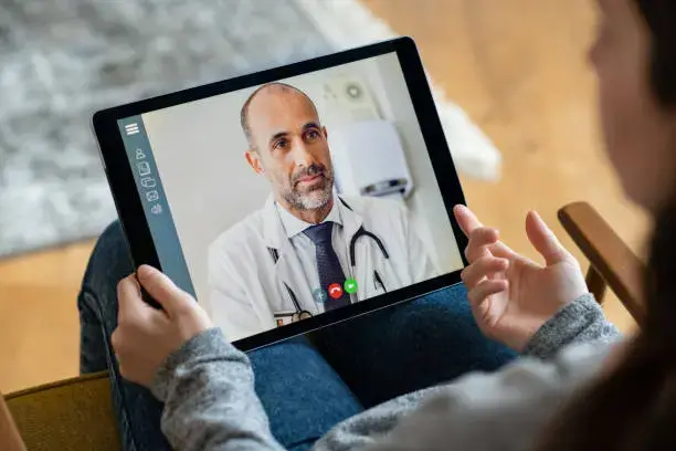 Sursa foto: https://www.istockphoto.com/ro/fotografii/telemedicine-patient 