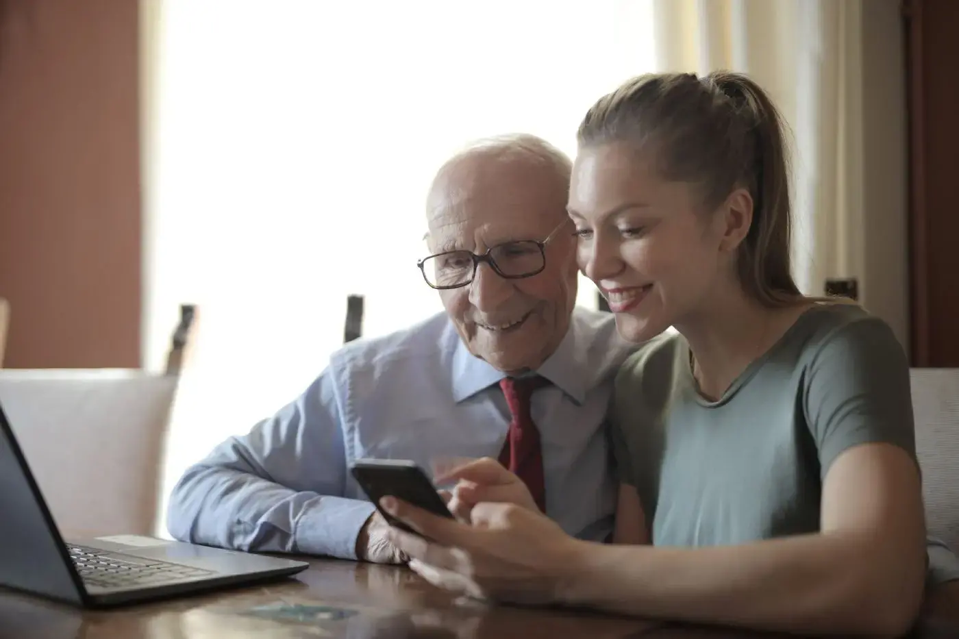 Telefon seniori - Top telefoane cu butoane mari pentru batrani