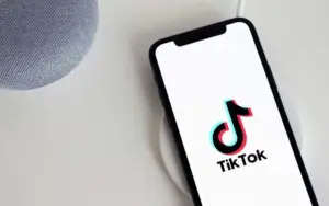 TikTok este infestat de știri false, potrivit acestui studiu