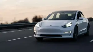 Tesla reduce prețul mașinilor sale electrice