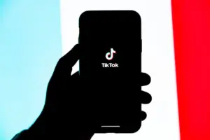 TikTok va permite conținutul live pentru adulți