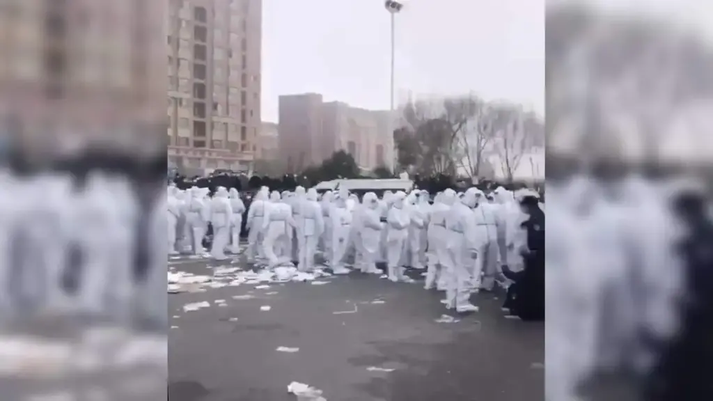 Angajații celei mai mari fabrici de iPhone din China sunt revoltați - protestele au scăpat de sub control