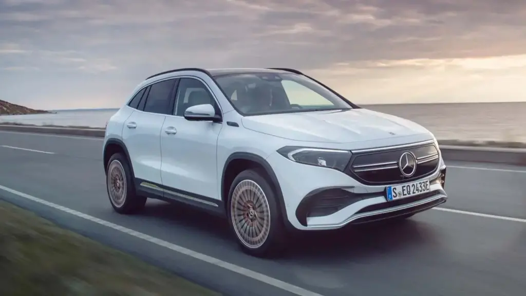 Mercedes lucrează la un restyling pentru modelul electric EQA