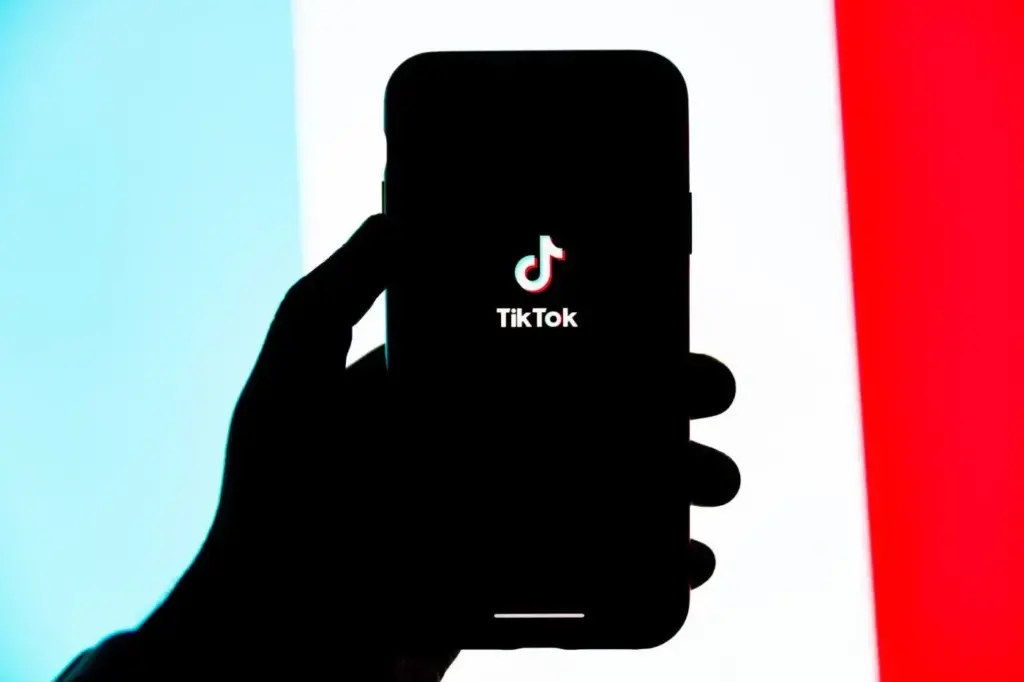 TikTok oferă o experiență mai bună utilizatorilor prin posibilitatea de a reda videoclipurile orizontal