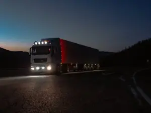 Cum vă puteți da seama dacă este timpul să înlocuiți anvelopele camionului